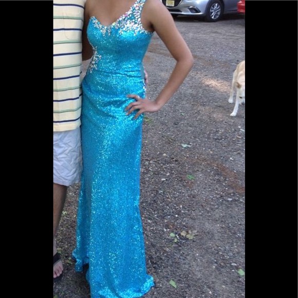 Gorgeous Clarisse Sequin Gown size 1-2 - Picture 2 of 7